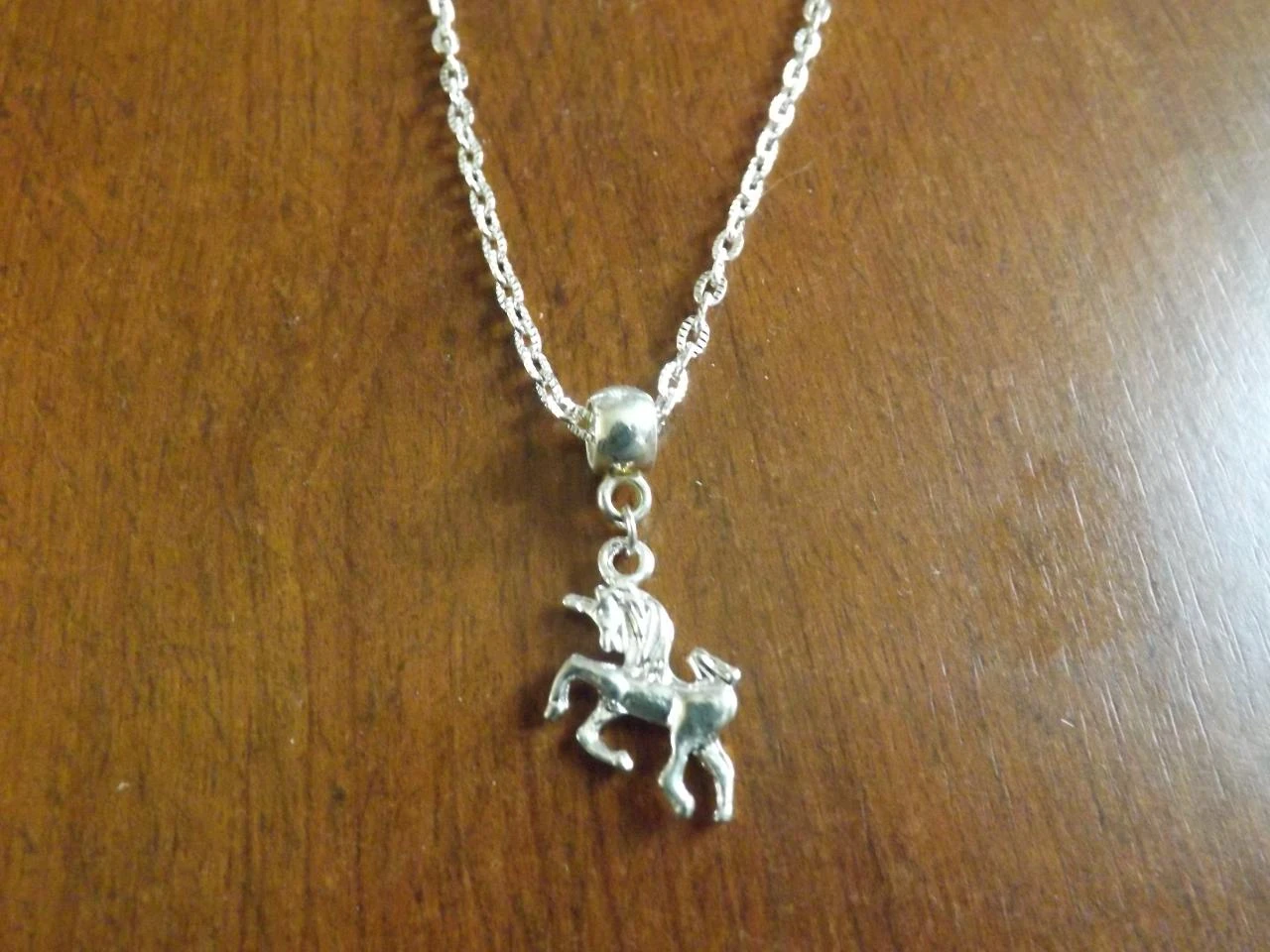 collier chaine argenté 51 cm avec pendentif licorne 23x20 mm
